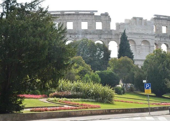Mon * Pula